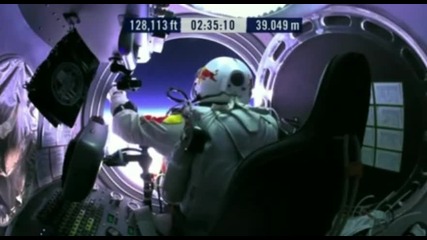 Феликс Баумгартнер скочи успешно от ръба на Космоса