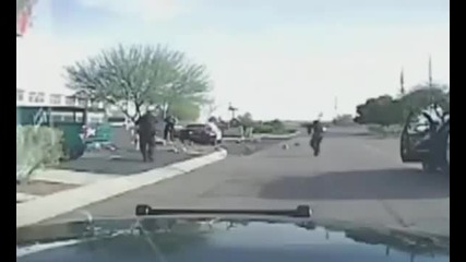 Полицай блъсна с патрулка въоръжен мъж
