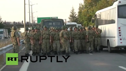 Turkey: Clashes erupt as police form human wall in front of refugees