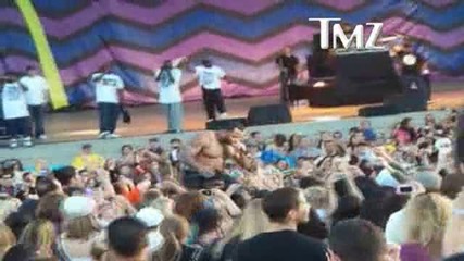 Фен Дърпа Гащите На Flo Rida