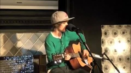 Justin Bieber - One Less Lonely Girl Джъстин Бийбър Jb live sing and playing the guitar Must See !!! 