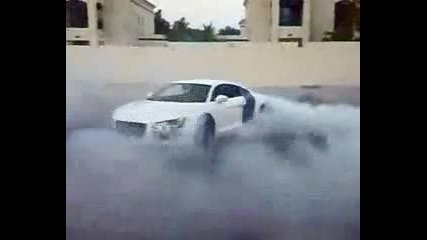 Aрабски шейх прави Burnout c Audi R8 
