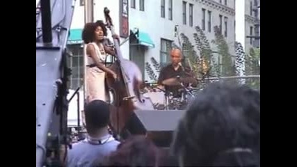Esperanza - Play That Bass
