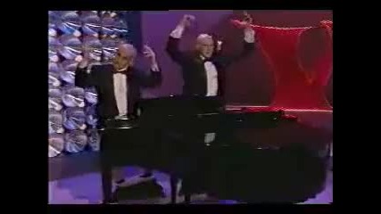 Пианисти свирят с онези си работи 
