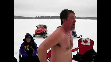 Луди Канадци Плуват В Ледени Води 