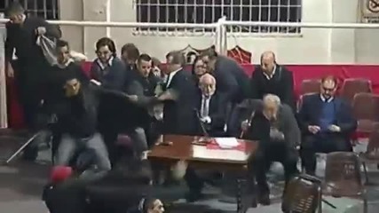 Футболни фенове хвърлят столове по президента на футболен клуб в Аржентина