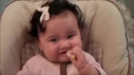 Бебета вкусват лимони за първи път