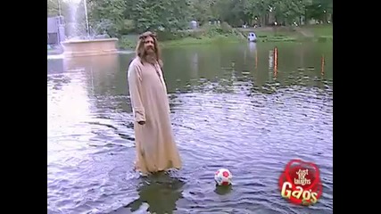 Исус Христос върви по вода - Скрита камера