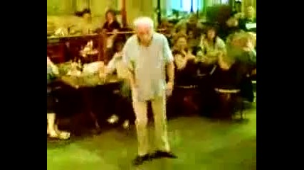 Дядка завладян от песните на Lady Gaga смях