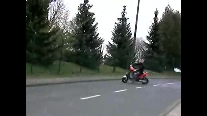 Глупак на скутер :d смях