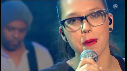 Чудесно изпълнение на Стефани Хейнцман - Diggin' In The Dirt ( L I V E )