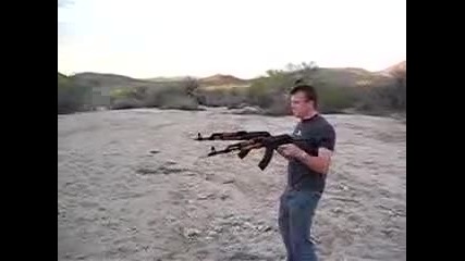 Човек Стреля с Два Ak - 47 