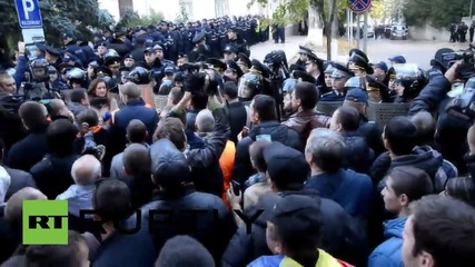 Moldova: Tensions high as anti-govt. protesters and police face off in Chisinau