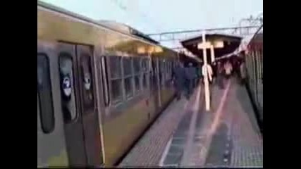 Как японците влизат в влаковете 