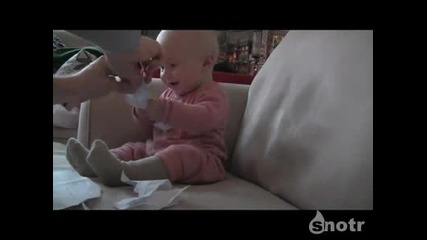 Бебе се смее на разкъсана хартия