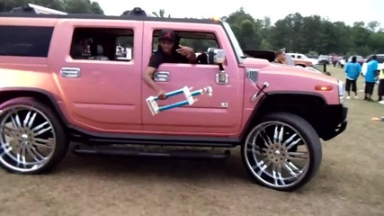 Outrageous Hummer H2 on 30`s pulling a outrageous chrysler