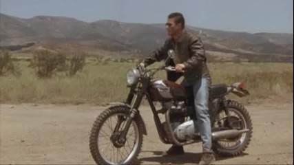 Готин кадър на Сам на мотора от филма Нежелано Бягство (1993)