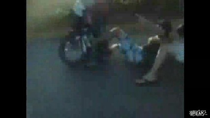 Идиоти изпадат от мотор , смях 