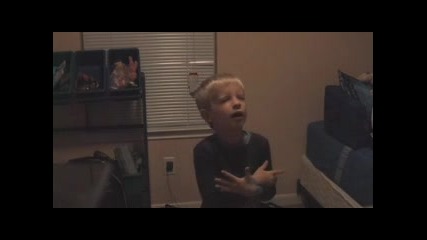 Малко дете припада изплашено от майка си докато пее Britney Spears