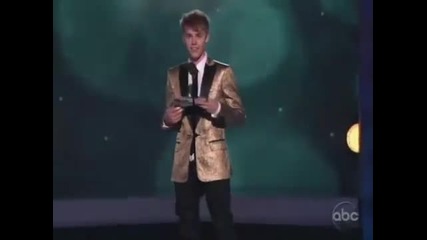 Джъстин Бийбър представя топ 10 female на наградите на Billboard 2011