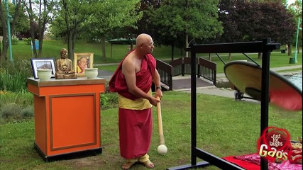 Гонг удря монах в лицето - Скрита камера