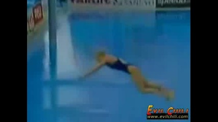 Скок Във Вода - Жена Се Удря Много Лошо