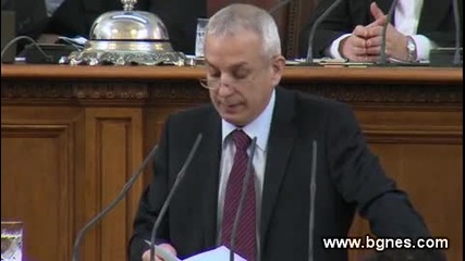 Депутат залива колега с вода в парламента 