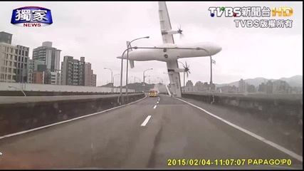Самолет губи мощност удря се в магистрала след което пада в реката..