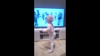 Това дете определено ,ще ви развесели с опита си за Twerk !