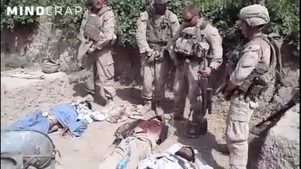 Войници пикаят върхи трупове на талибани