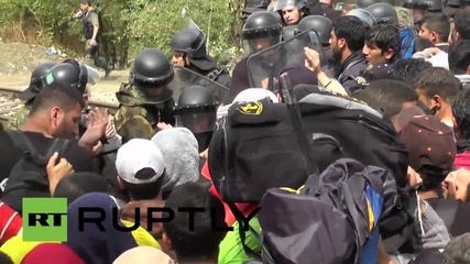 Greece: Police clash with refugees at Macedonian-Greek border