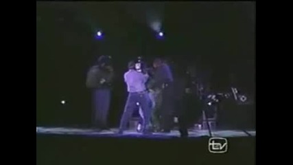 Момиче се качва на сцената и налита на Майкъл Джаксън