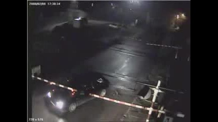 Кола срещу влак! Много луд шофьор, но с много късмет! 