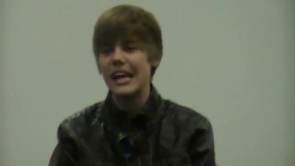 Justin Bieber пее на фенка Baby 