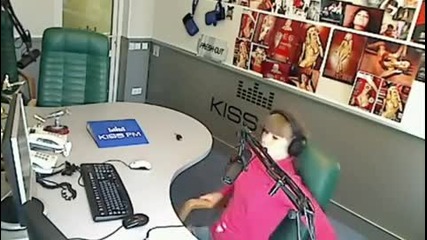 Не и е лесно на тази мацка