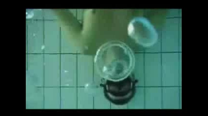 Кръгови балончета под вода