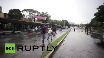 Panama: Students clash with riot police on the streets of Panama City