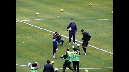 Дете шашна Роналдо, засенчвайки звездата при жонглиране с топка 