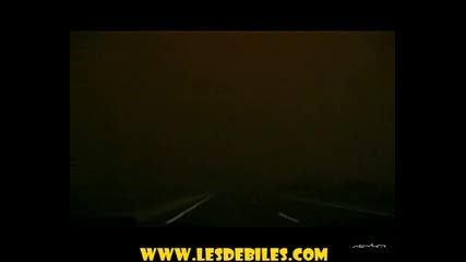 Човек Заснема И Навлиза В Ужасяваща Буря В Австралия