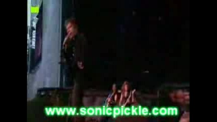 Брус Дикинсън Пада На Download Festival