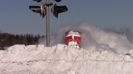 Зрелищно преминаване на влак през снежни преспи!