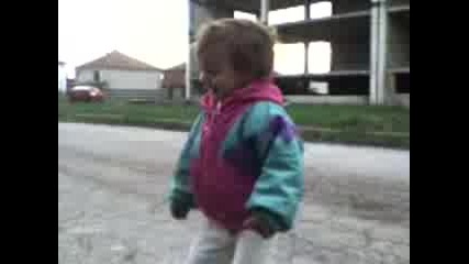 Дени Белята Играе Кючек