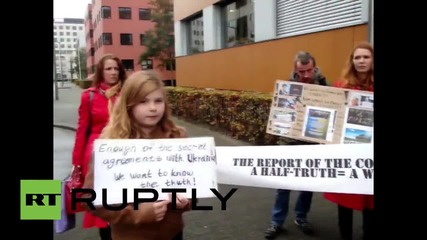 Netherlands: Protesters gather outside Dutch Safety Board HQ over "biased" MH17 report