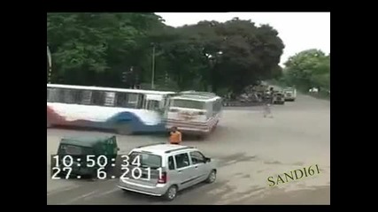 Автобус vs. на кръстовище