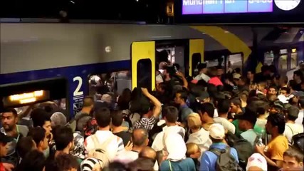 Хиляди емигранти щурмуват централната гара в Залцбург, Австрия 15.09.2015