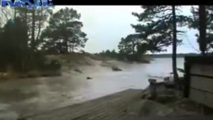 Мълния пада в река (зрелищно Видео)