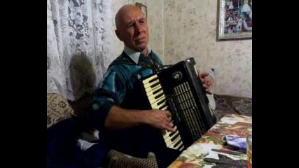 Самоук човек свири на акордеон