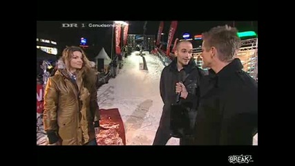 Сноубордист Връхлетява Върху Момиче