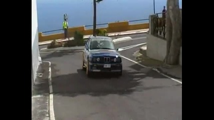 Voiture de rally sur deux roues