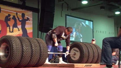 Човек вдига 1117 килограма штанга от гуми
